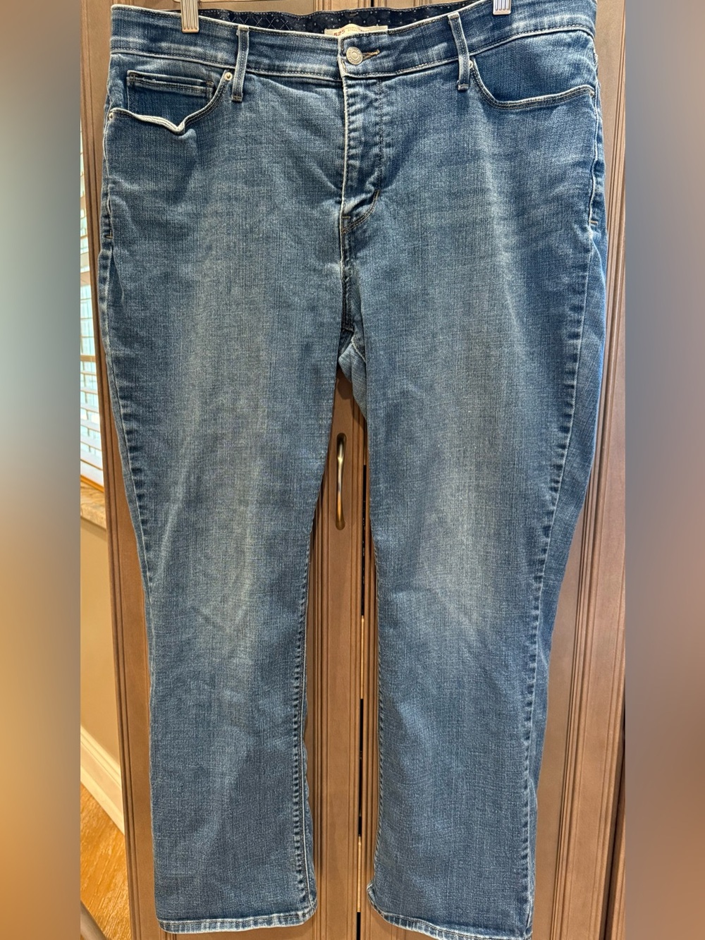 525 Levi's 18S Perfect Waist Straight Jeans